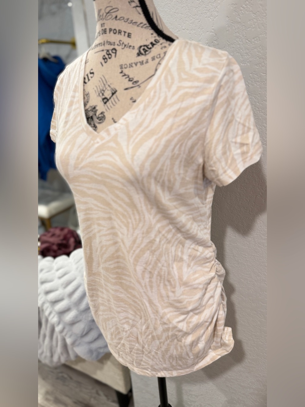 Isabel Maternity by Ingrid & Isabel Beige Zebra Print Side Ruched V-Neck Tee M - Picture 3 of 6